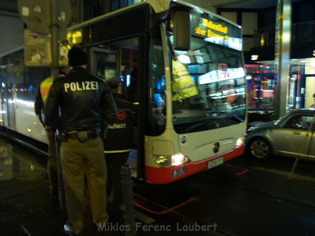 Person von Bus angefahren Koeln Aachenerstr P6.JPG